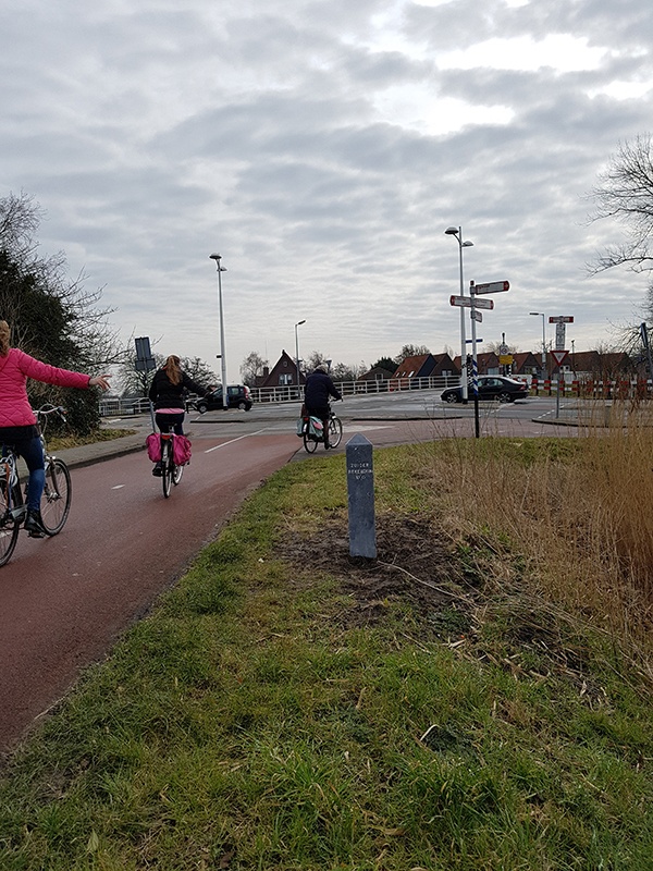 Dijkpaal naast fietspad