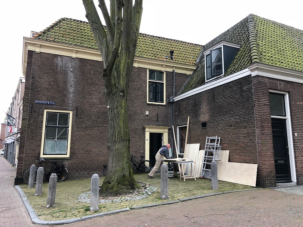 Op deze plek, nu de ‘voortuin’ van de familie Rendek, stond ooit de losse klokkentoren van de Grote Kerk