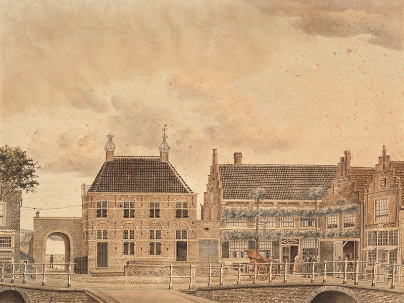 Tekening uit 1821 van Herberg het Hof van Holland met links De Waterpoort , het Zakkendragershuis en het brandspuithuis