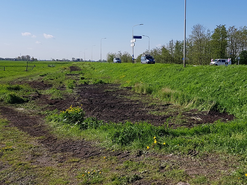 De inmiddels aangevulde proefsleuf langs de oostkant van de N246, gemeente Alkmaar (vanuit het noorden gezien).