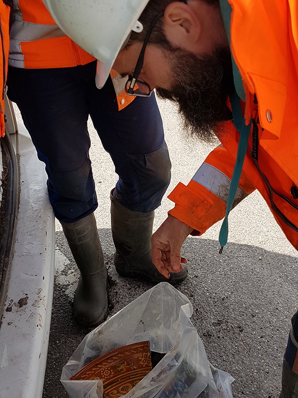 Tijmen Kok van de firma RAAP toont de vondsten uit de kleiterp, datering rond 1600