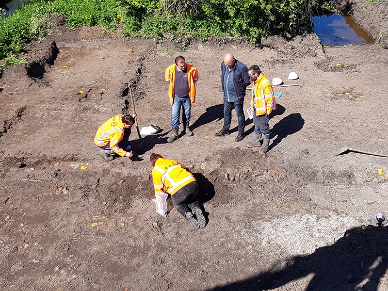 Opgraving van 17de-eeuwse huisresten op een erf van Wouthuyse (vanuit het zuiden).