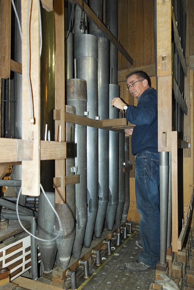 Orgelmaker Jan Ballintijn aan het werk in het Grote orgel van de Grote Kerk Alkmaar