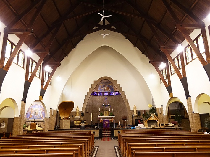 De kerkzaal met zicht op het koor