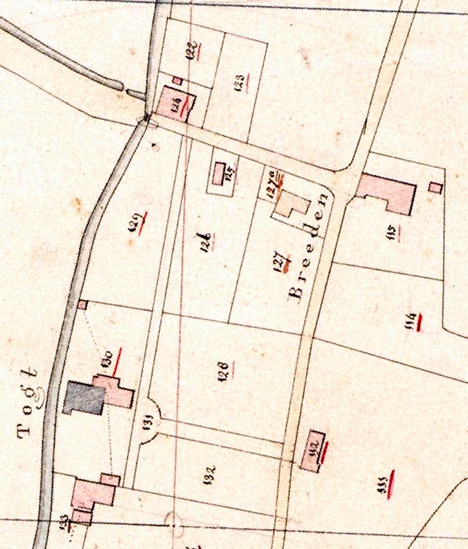 Uitsnede uit de kadastrale minuut van 1821, met bij kavel A130 (omcirkeld) de schuilkerk (zwart) en de pastoorswoning (roze). Vanaf de Herenweg liep hier een oprit heen met een halfrond draaipunt voor rijtuigen bij de T-kruising.