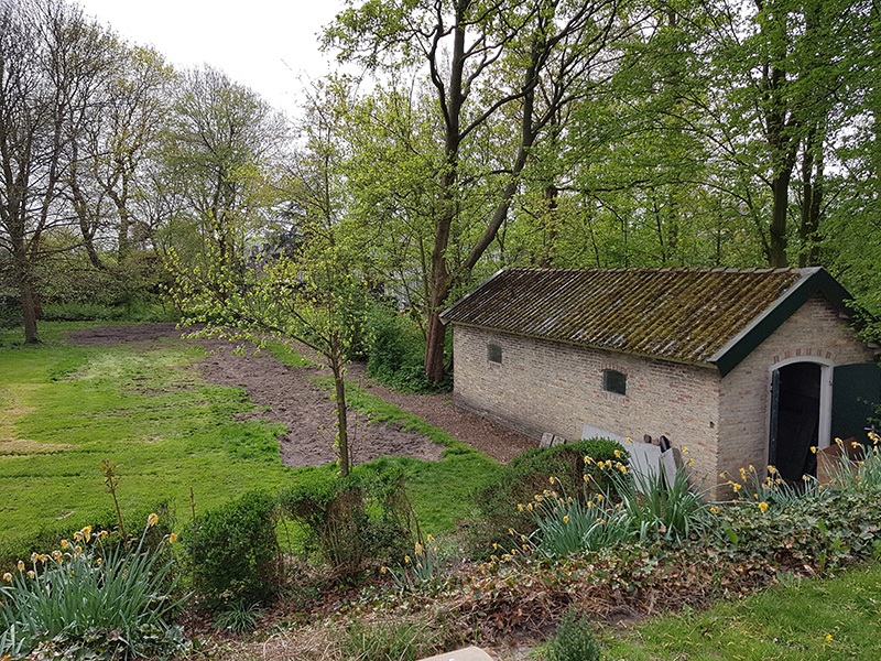 Het ‘lijkenhuisje’ naast de sleuf is opgetrokken van sloopmateriaal van de schuilkerk.