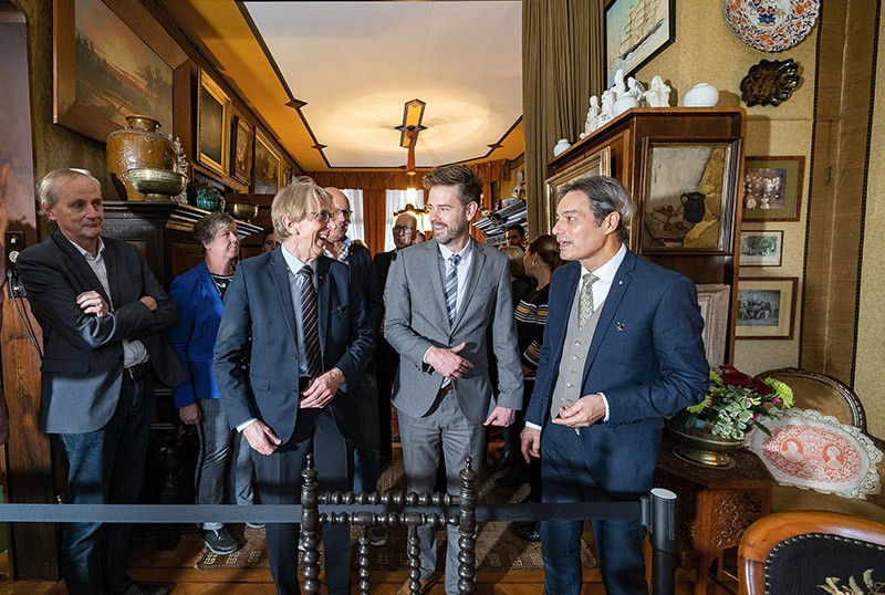 Alkmaar heeft er een museum bij. Wie binnenstapt in dit museumhuis, betreedt een “huys vol verhalen”. Op de foto wethouder Christian Braak met de eigenaars Harold Bos (rechts) en Mark Koning. Foto Jan Jong.