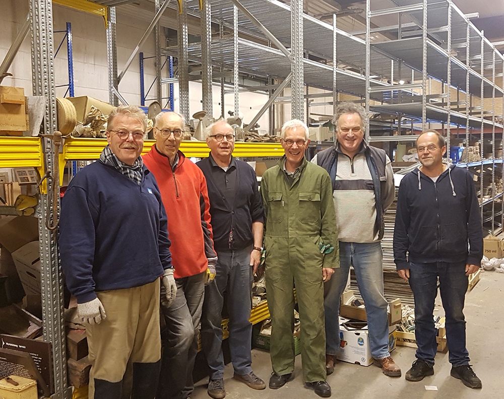 Een deel van de werkgroep in de tijdelijke monumentenloods, met links Jos Stroomer en rechts Henk Krabbendam