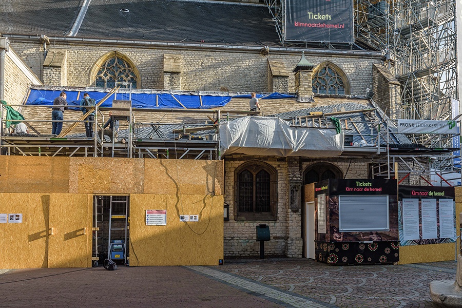 De laatste weken van De Klim naar de Hemel stonden er extra steigers bij de Grote Kerk voor het herstel van het leien dak van de consistorie.