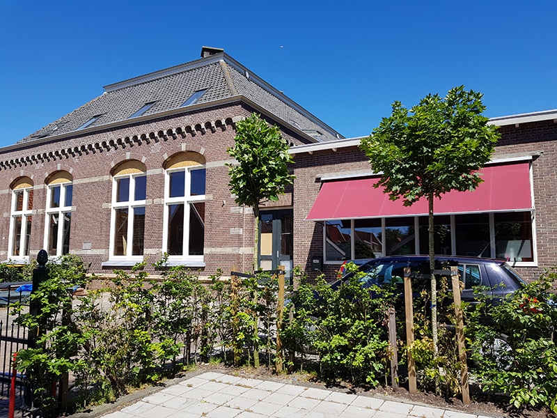 De ramen van de oude school in De Rijp hebben inmiddels weer hun oorspronkelijke vorm.