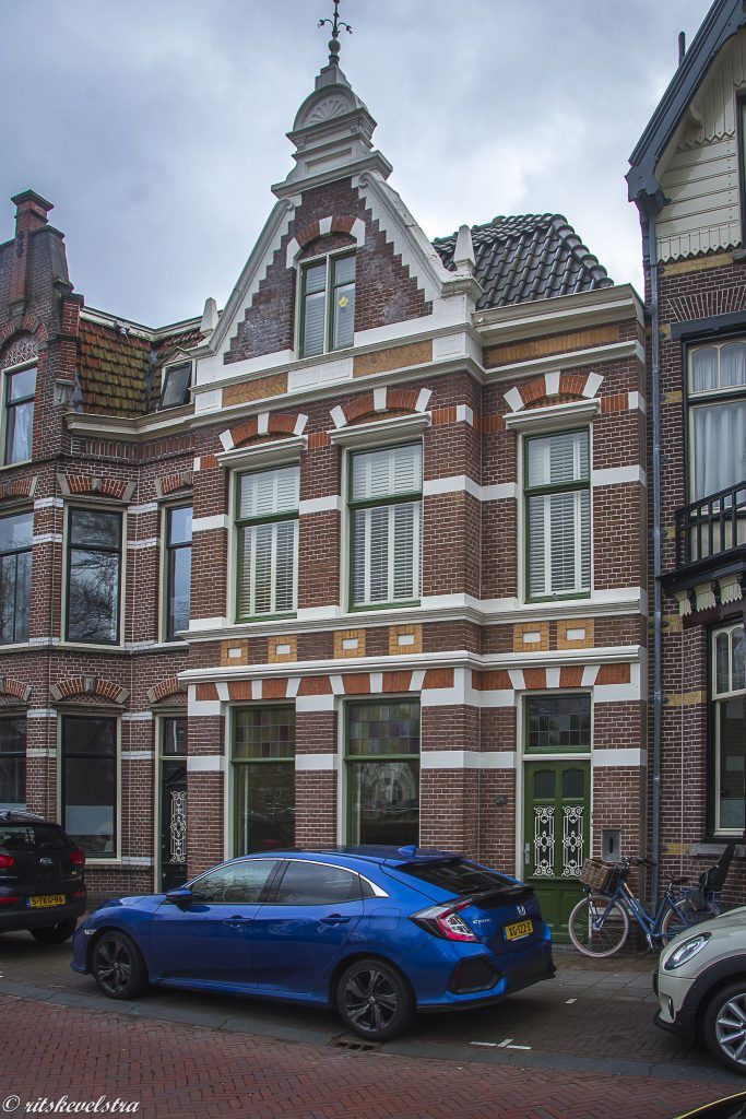 Detail op dinsdag Nieuwlandersingel 49 gevel in neo-renaissancestijl