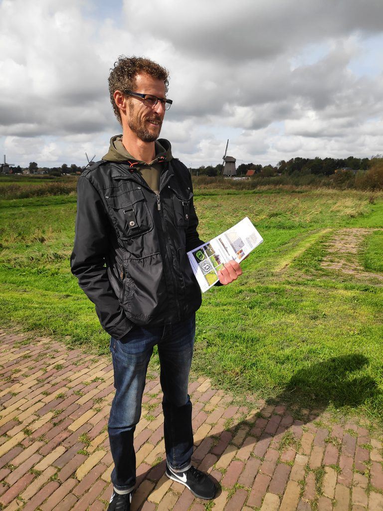 Eén van de honderden vrijwilligers hier op het terrein van de voormalige kastelen in Oudorp