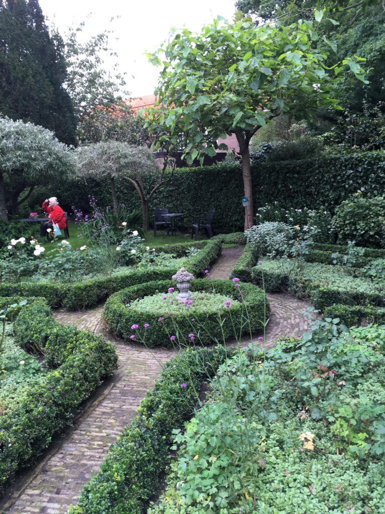 Genieten van de tuin aan het Varnebroek