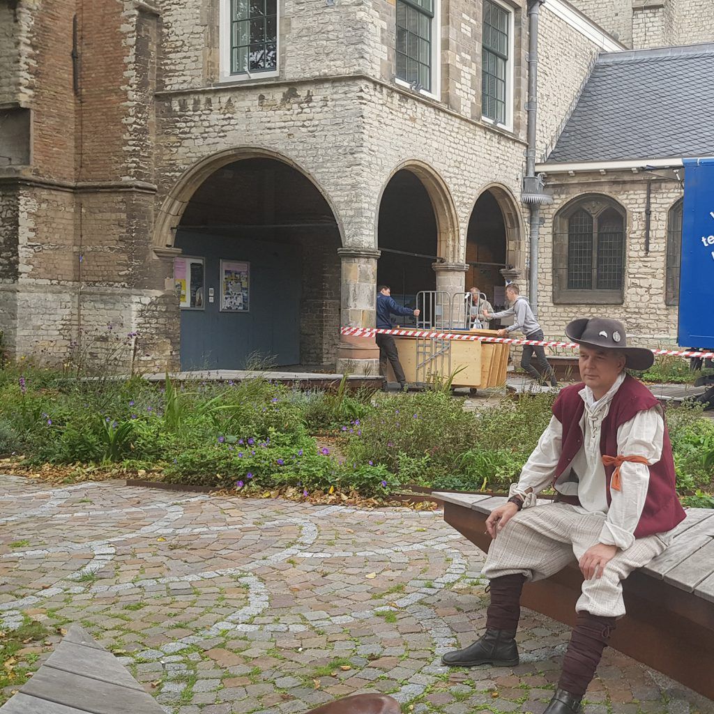 Geus wachtend op collega's van Vive les Gueux bij Grote-kerk