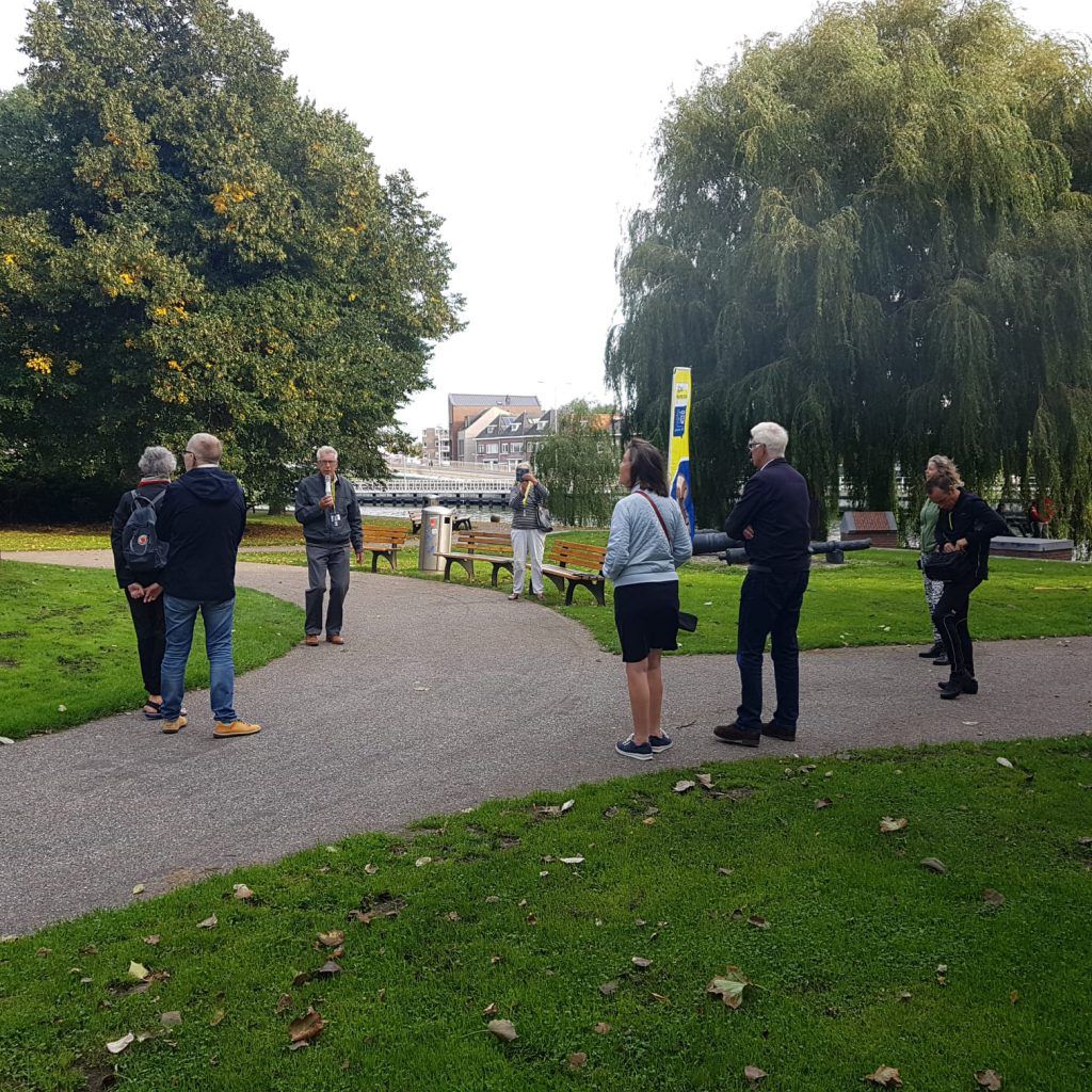 Luisteren naar verhalen in het Victoriepark