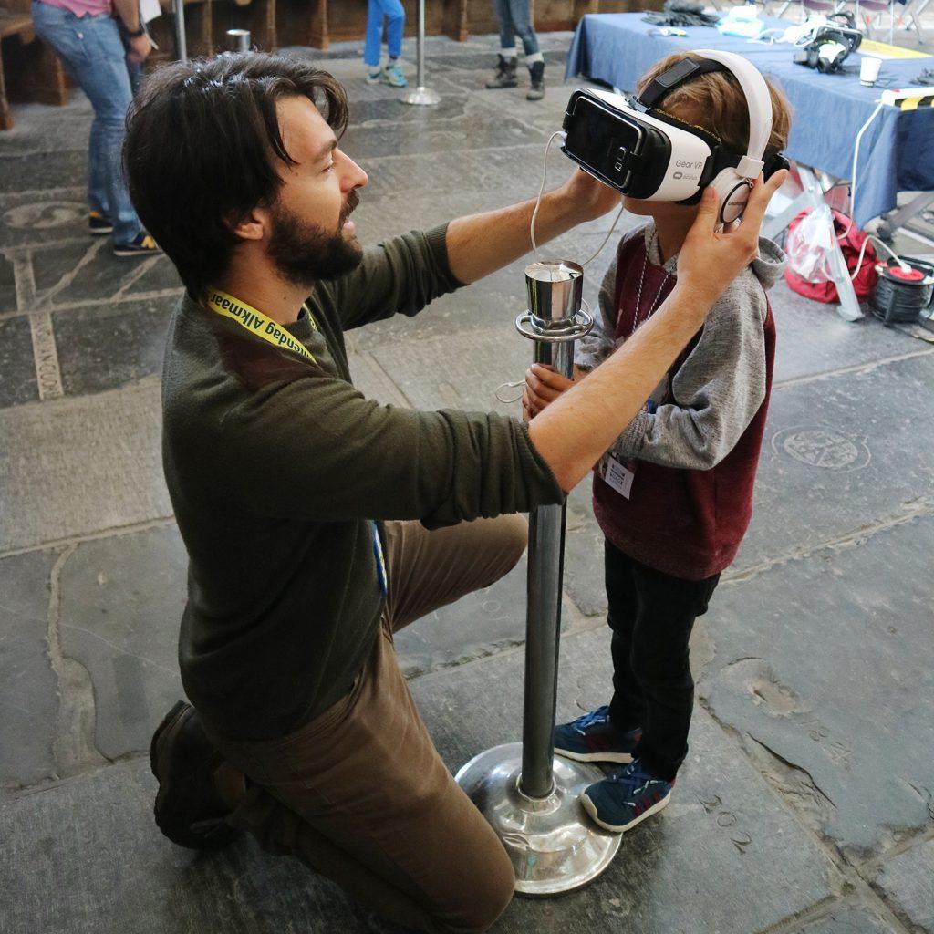 Monumentale Virtual Reality tijdens de jeugdmarathon in de Grote Kerk