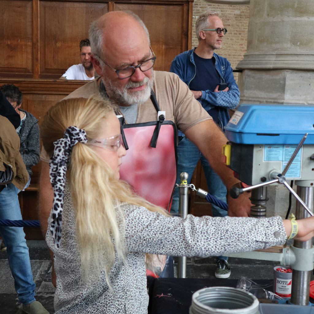 Munten of medailles maken bij de jeugdafvalmarathon in de Grote Kerk