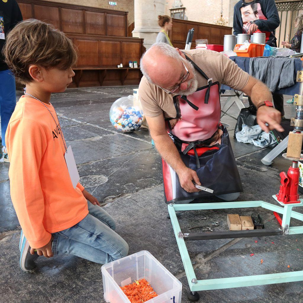 Munten persen tijdens de jeugdafvalmarathon in de Grote Kerk