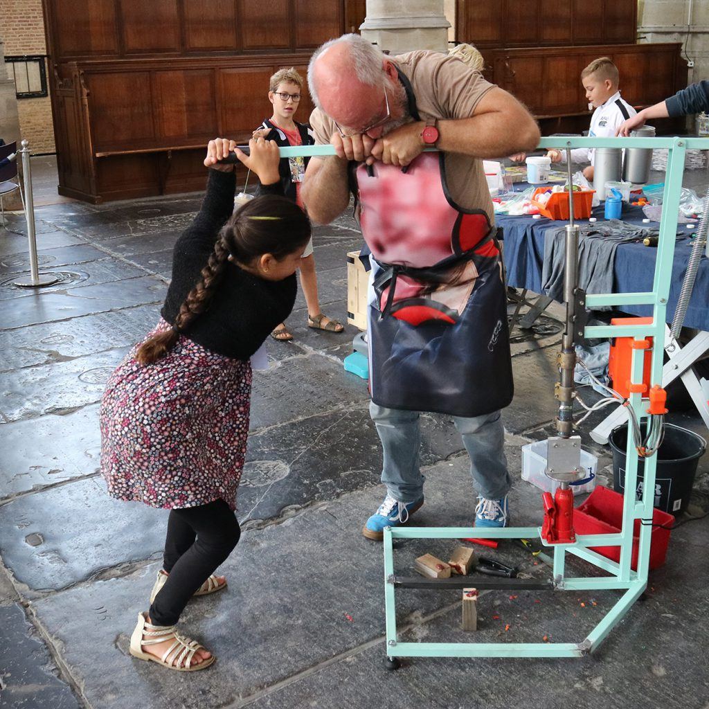 Munten persen tijdens jeugdafvalmarathon in de Grote Kerk