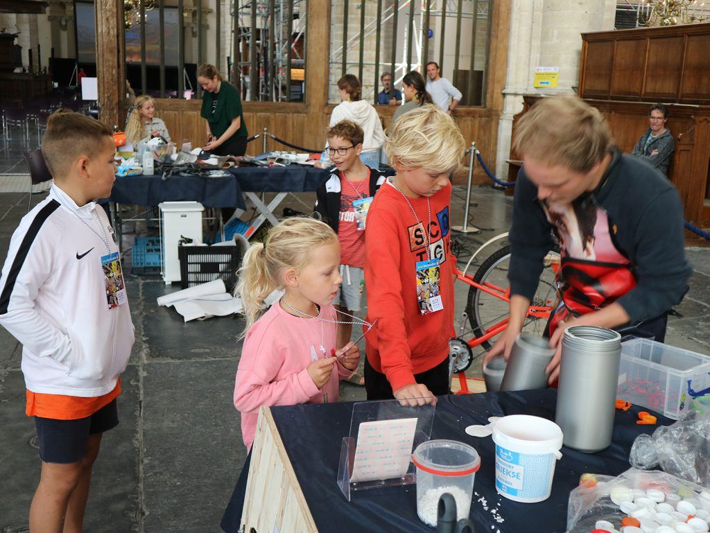 Plastic omsmelten tot munten bij de jeugdafvalmarathon in de Grote Kerk