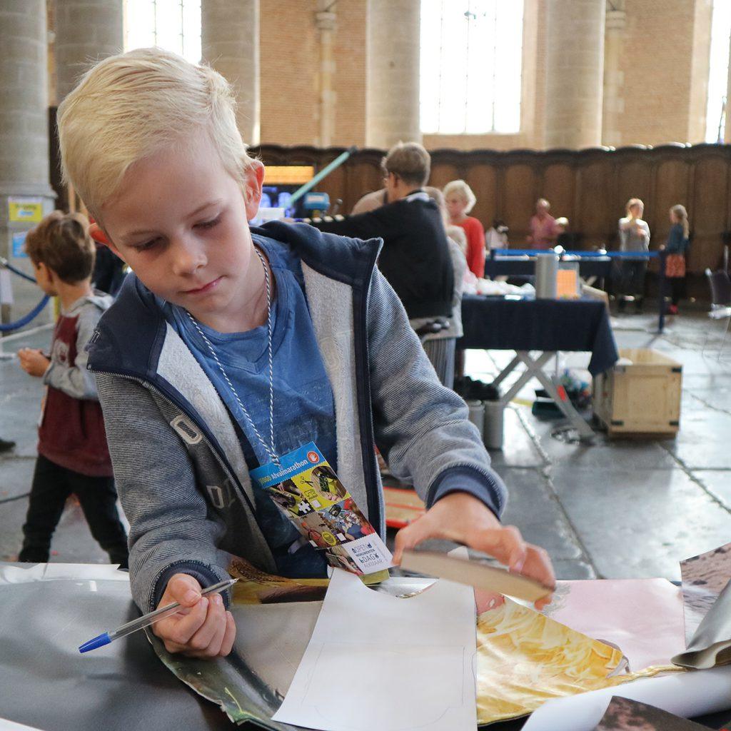 Portemonneetje maken bij jeugdafvalmarathon Grote Kerk