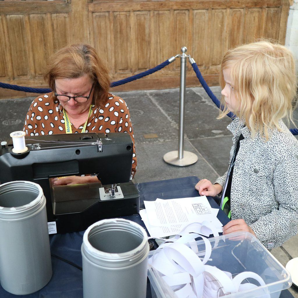 Portemonneetjes maken bij de jeugdafvalmarathon in de Grote Kerk