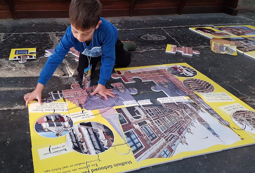 Puzzels leggen in de Grote Sint Laurenskerk