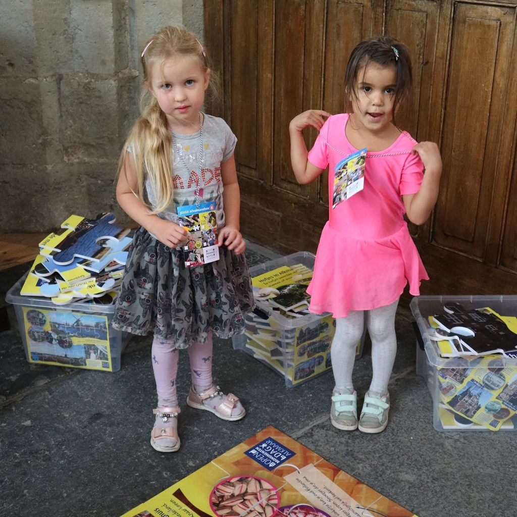 Reuzenpuzzels leggen bij de jeugdafvalmarathon in de Grote Kerk