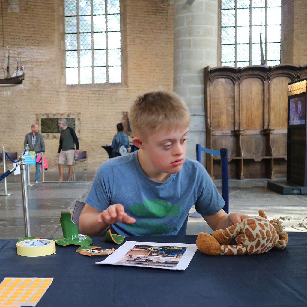 Scherven plakken bij jeugdafvalmarathon Grote Kerk