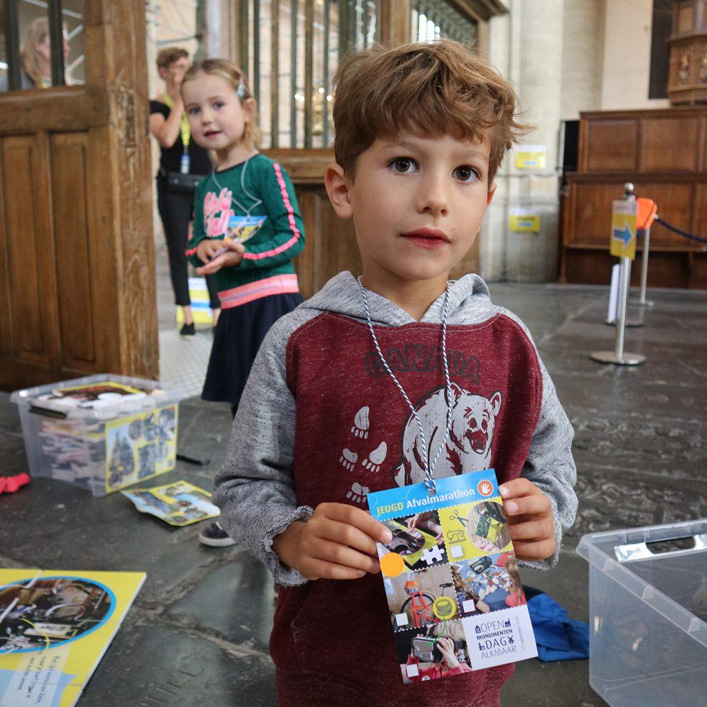 Stickerkaart voor deelname aan de jeugdafvalmarathon in de Grote Kerk