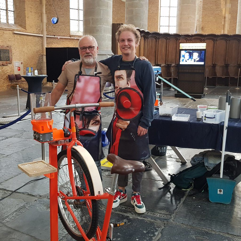 Vader en zoon klaar voor jeugdmarathon in Grote Kerk