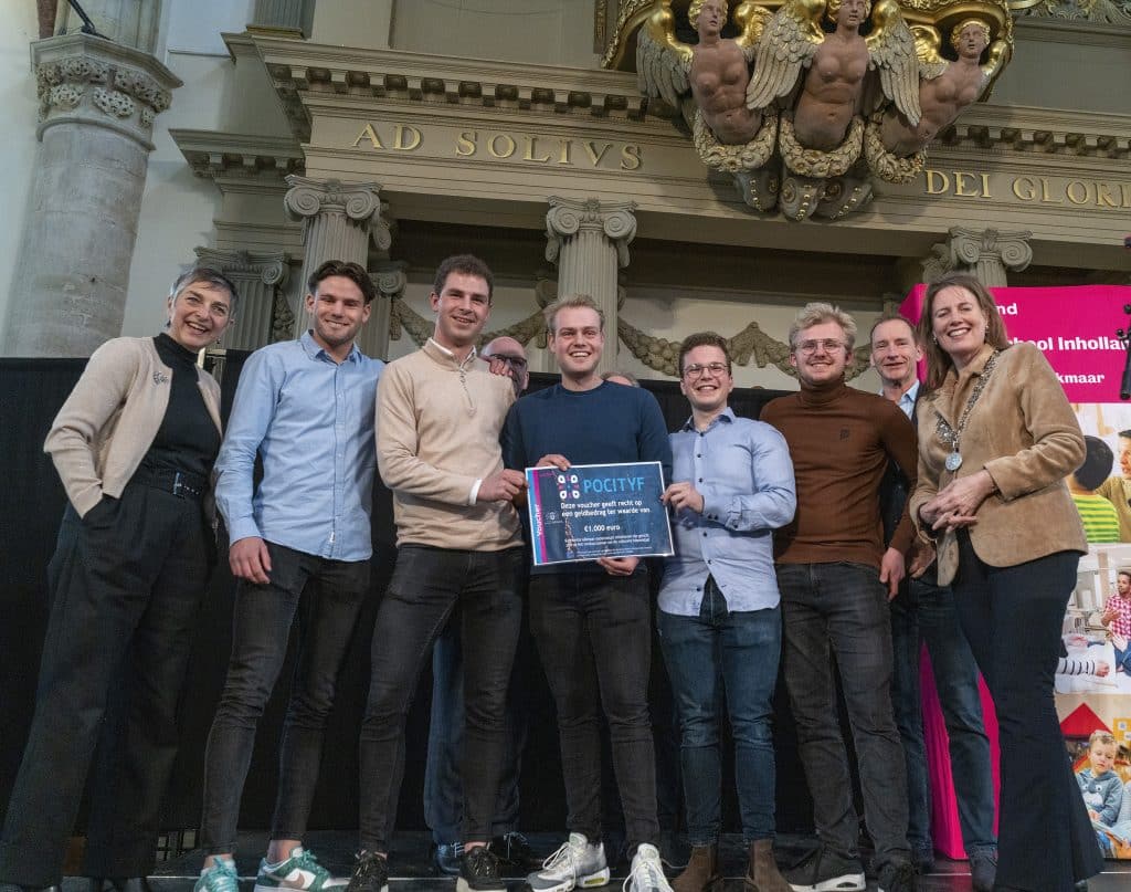 Een groep studenten van Inholland poseert met een prijs van 1000 euro