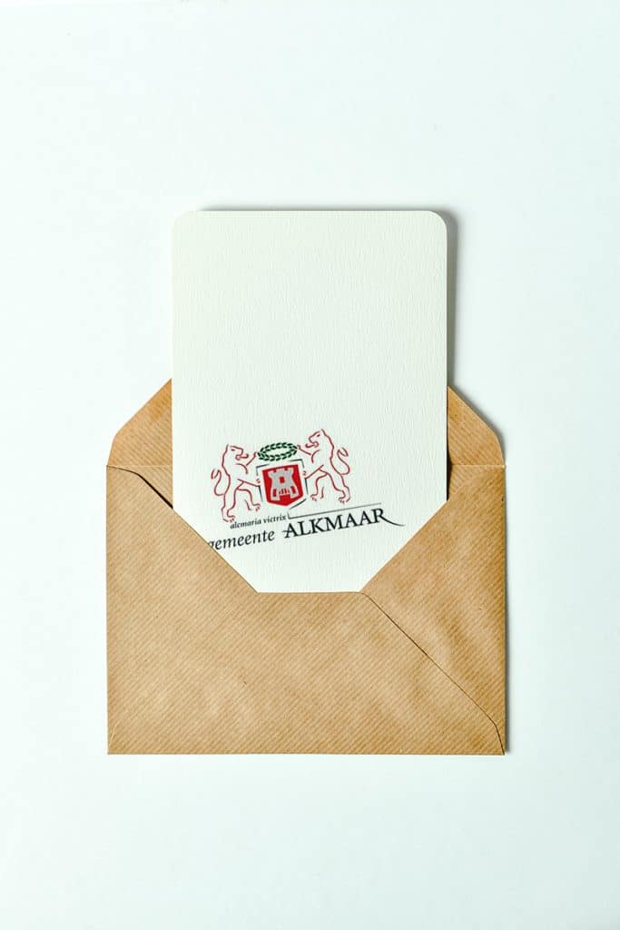 Envelop met het logo van Gemeente Alkmaar