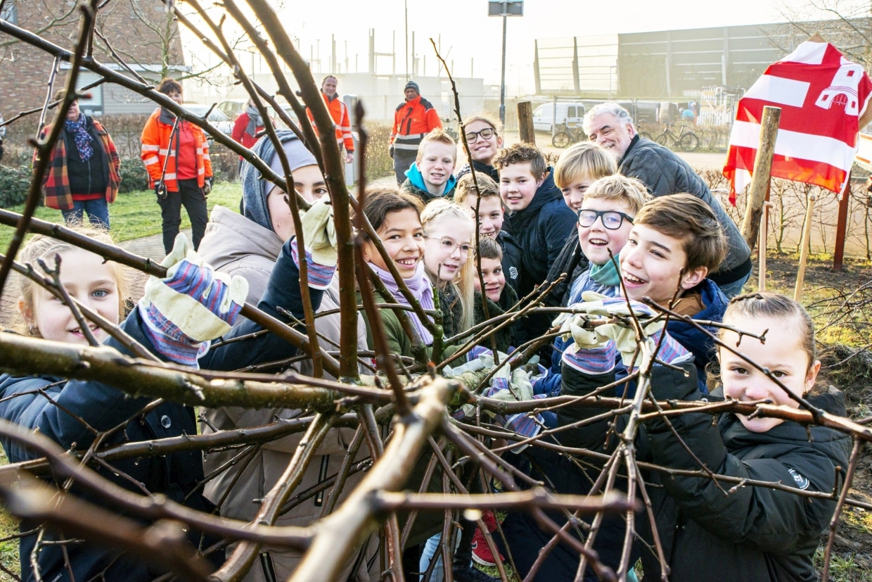Kinderen houden takken vast.