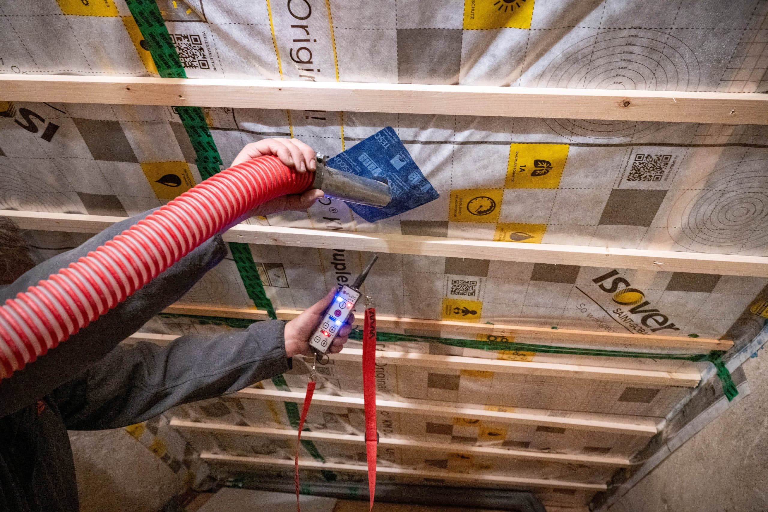In een schuin dak wordt aan de binnenkant met een slang biobased isolatiemateriaal toegevoegd. 