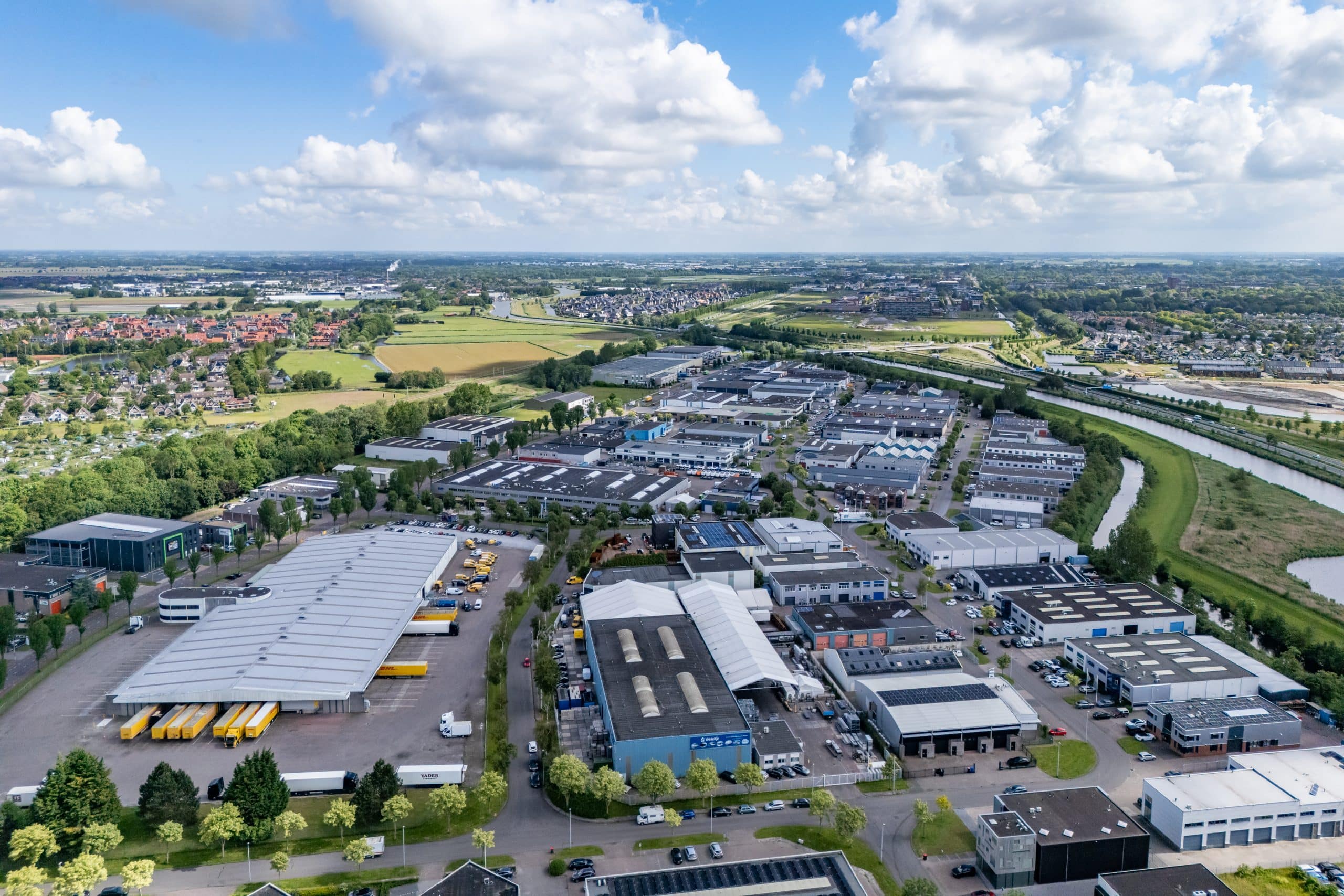 Dronefoto van bedrijventerrein Oudorp in Alkmaar