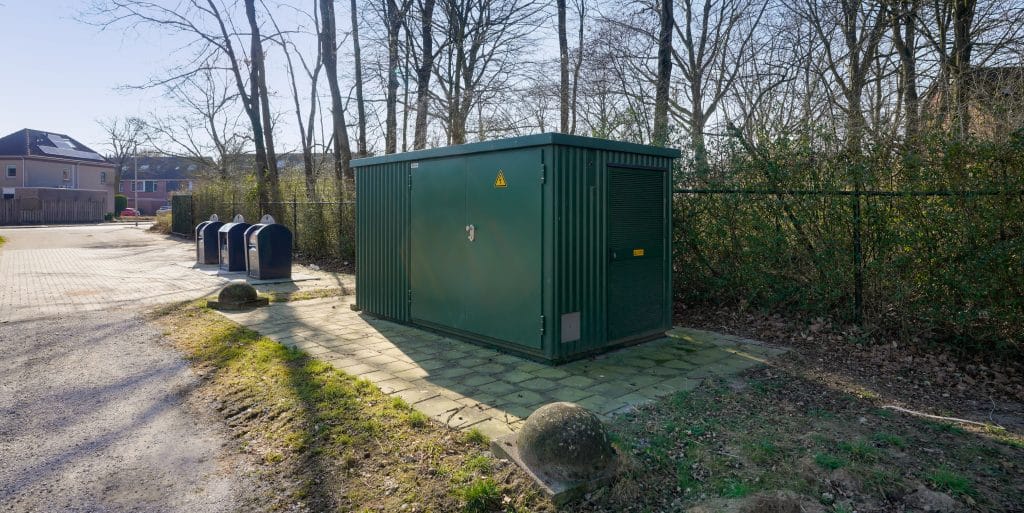 Donkergroen elektriciteitshuisje