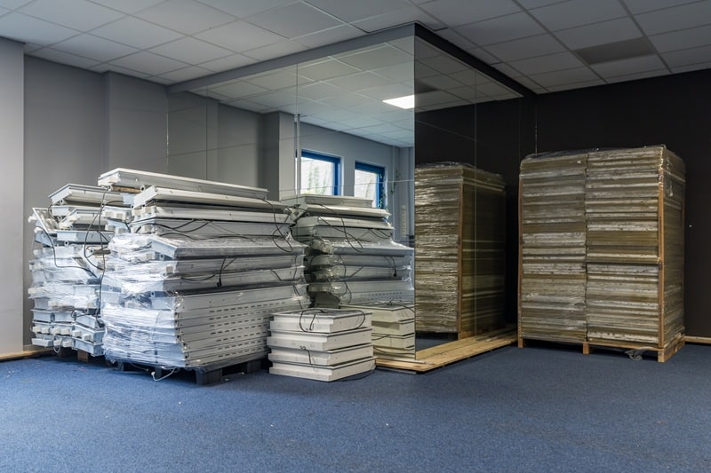 Stapel met tl-buis houders en plafondplaten van gebouw de Letterbak.